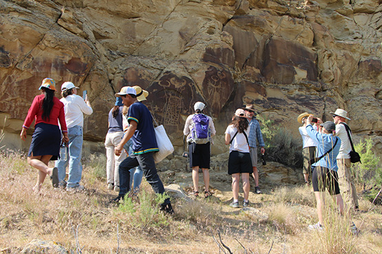04-09_admiring-petroglyphes